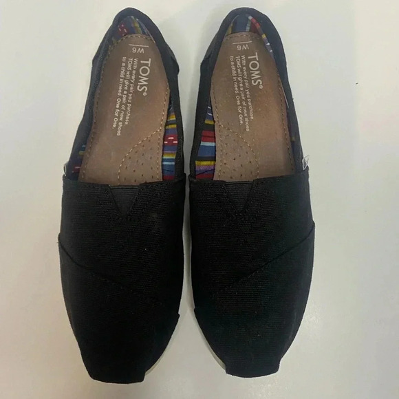 Toms - Black closed toed flats Size 6W - Picture 5 of 6